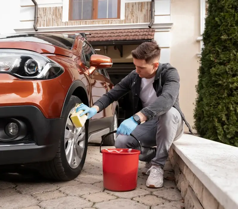 Lavage auto à domicile Saint-Gildas-de-Rhuys : professionnel intervenant sur un véhicule